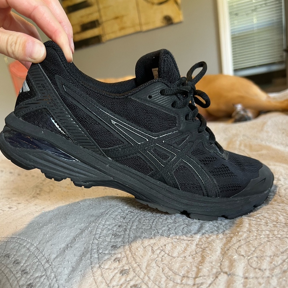 Asics Black Womens Running Shies GT1000 like new size 8.5